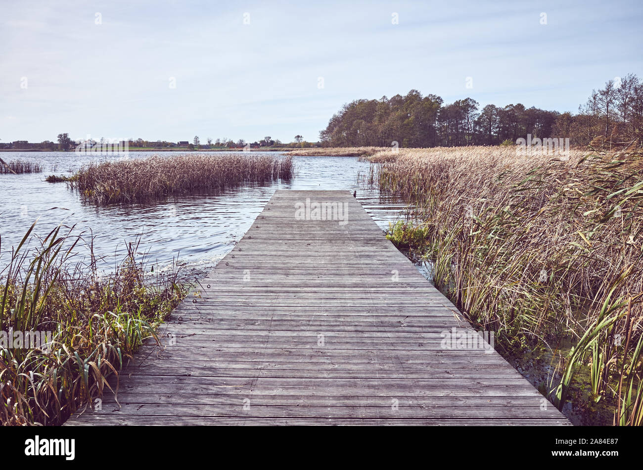 Retro photo aux couleurs d'une jetée en bois par le lac en automne. Banque D'Images