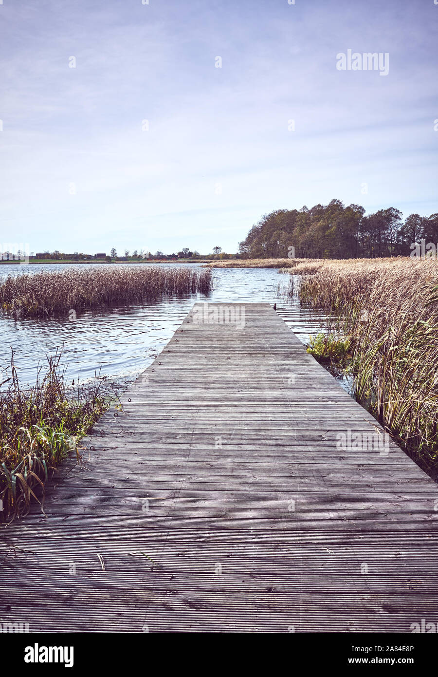 Retro photo aux couleurs d'une jetée en bois par le lac en automne. Banque D'Images