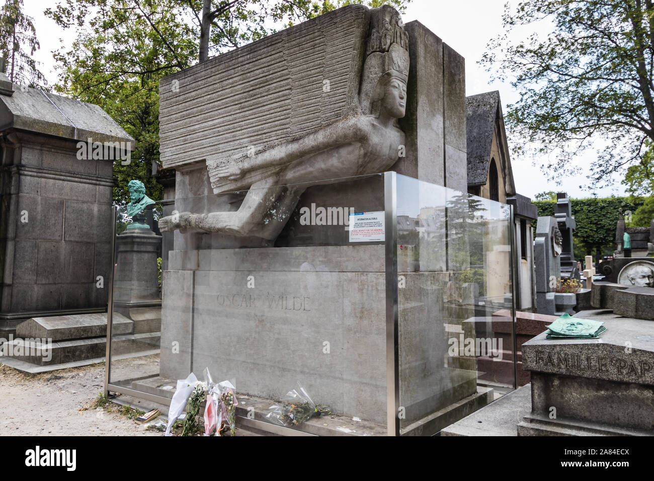 La tombe d'Oscar Wilde dans le cimetière du Père Lachaise, Paris Banque D'Images