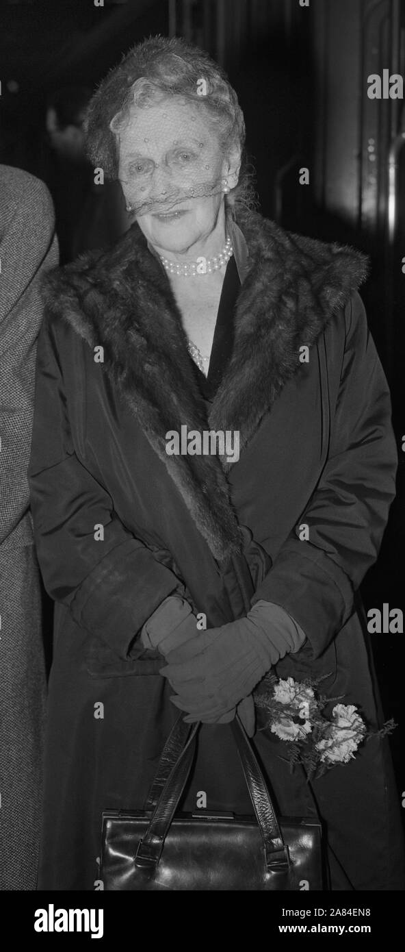 Nancy Astor, Vicomtesse Astor, qui a été la première femme à siéger à la Chambre des communes britannique, quitte la gare de Waterloo, Londres, sur le "Queen Mary" train En bateau pour une visite à son pays natal, l'Amérique. Banque D'Images