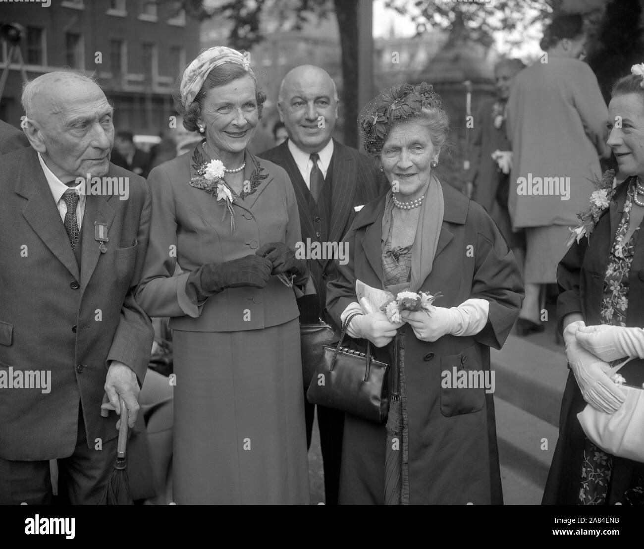 Nancy Astor, Vicomtesse Astor (à droite), un américain et la première femme à siéger à la Chambre des communes britannique, et Lord Pethick-Lawrence (à gauche), qui a souffert l'emprisonnement pour le soutien du droit de vote pour les femmes, avec la comtesse Mountbatten et Lord Kilmuir, Lord Chancelier, lors de l'inauguration d'un mémorial à Dame Sylvain Pankhurst à Victoria Tower Gardens à côté de la Chambre des Lords, à Londres. Banque D'Images