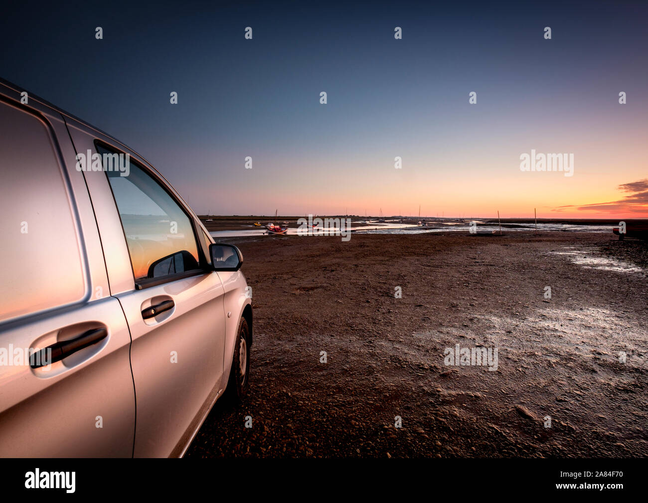 Une Mercedes Vito van garé sur le disque à côté d'une crique sur la côte nord du comté de Norfolk. Banque D'Images