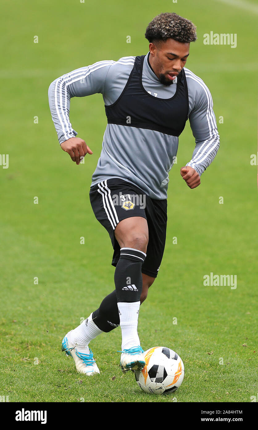 Wolverhampton Wanderers' Adama Traore au cours de la séance de formation au terrain d'entraînement Sir Jack Hayward, Wolverhampton. Banque D'Images