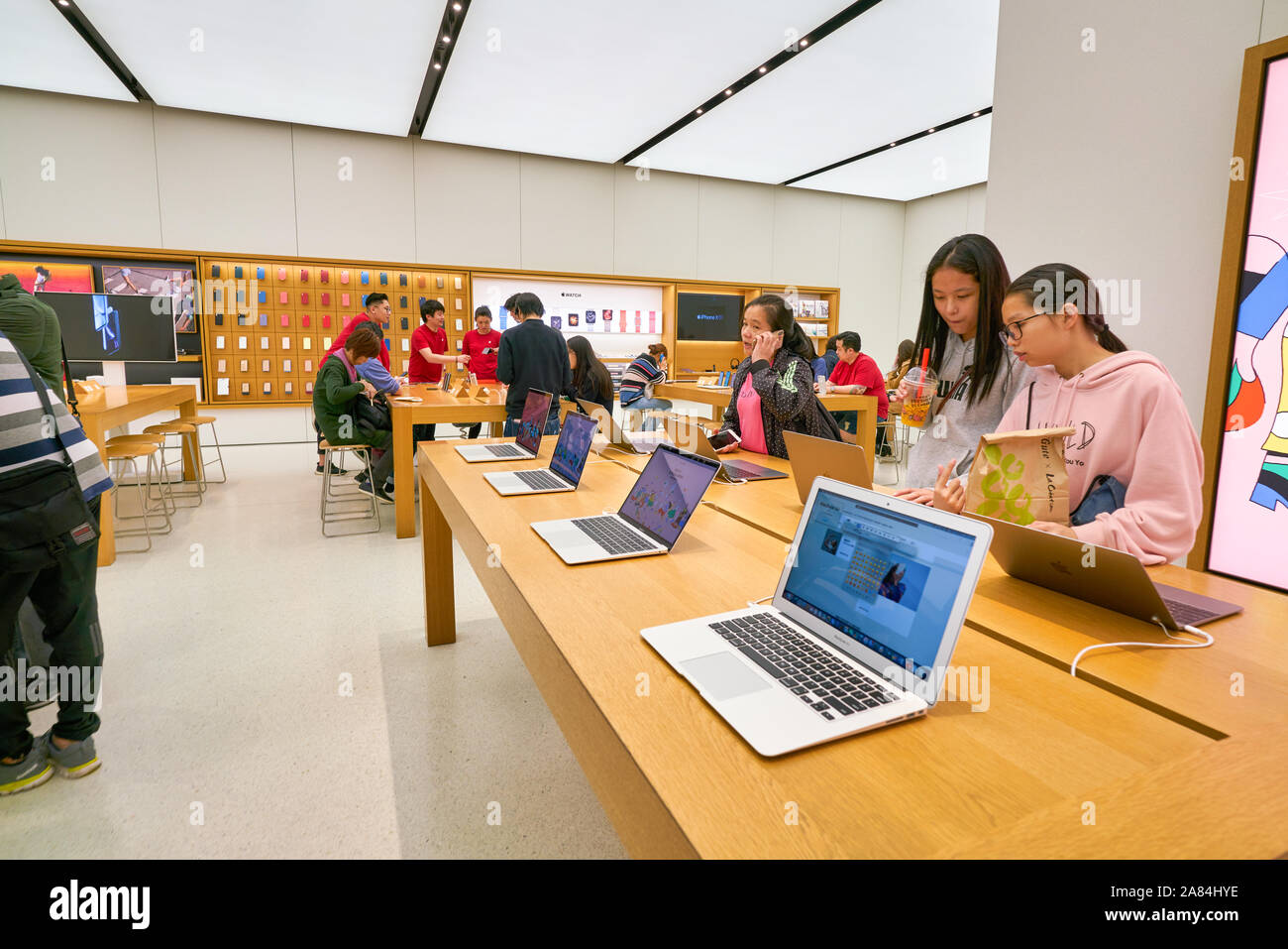 HONG KONG, CHINE - circa 2019, janvier : interior shot d'Apple store à Hong Kong. Banque D'Images