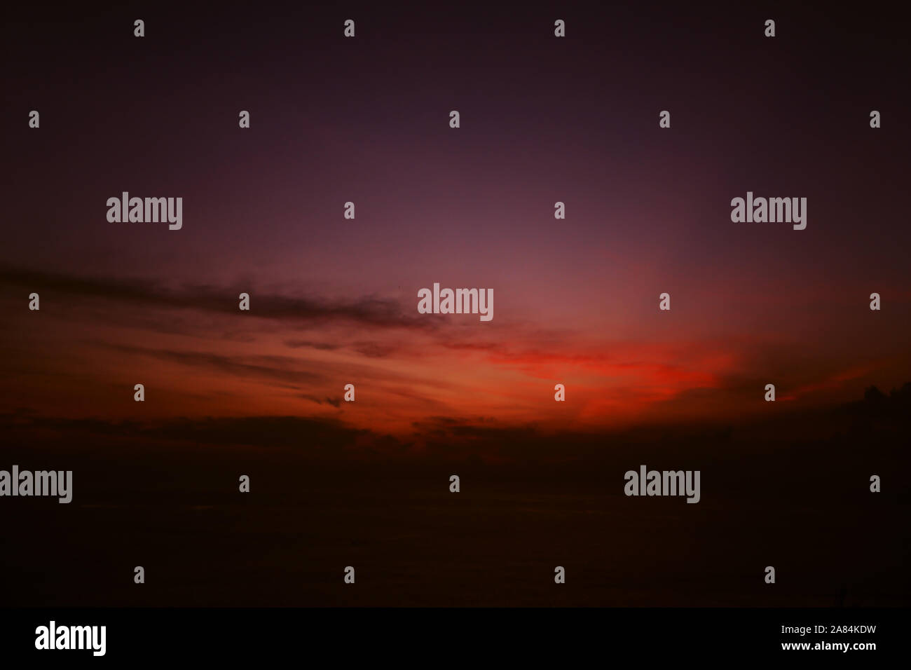 Paysage de la lumière, Ciel et nuages en soirée, coucher du soleil rouge près de l'horizon de la mer d'Andaman Banque D'Images