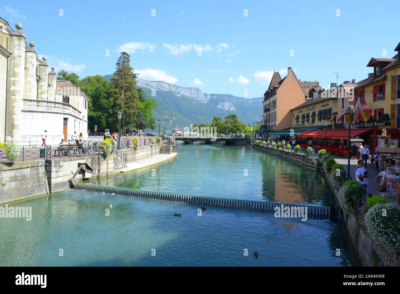 Lac d'Annecy et de la ville en été Banque D'Images