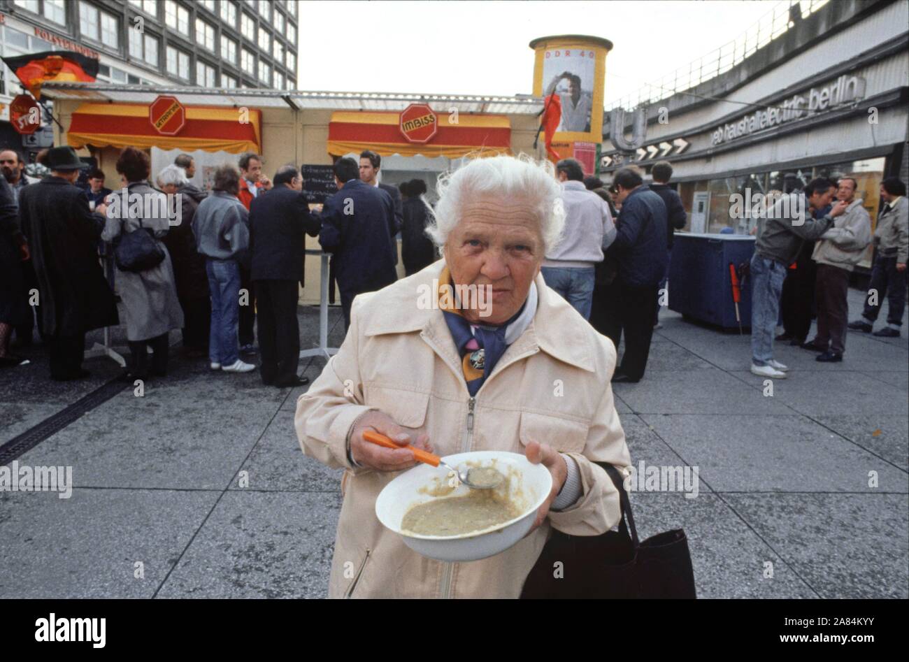 L'Allemagne, Berlin Est, octobre 1989 - 40e anniversaire de la naissance de la RDA, quelques jours plus tard, le mur de Berlin falled - scènes de la vie quotidienne e Banque D'Images