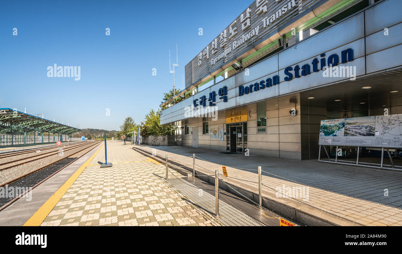 Paju Corée , 23 septembre 2019 : la gare de Dorasan avec inscription dans la zone avec des rails menant à la Corée du Nord près de la frontière sur la ligne Gyeongui dans Banque D'Images