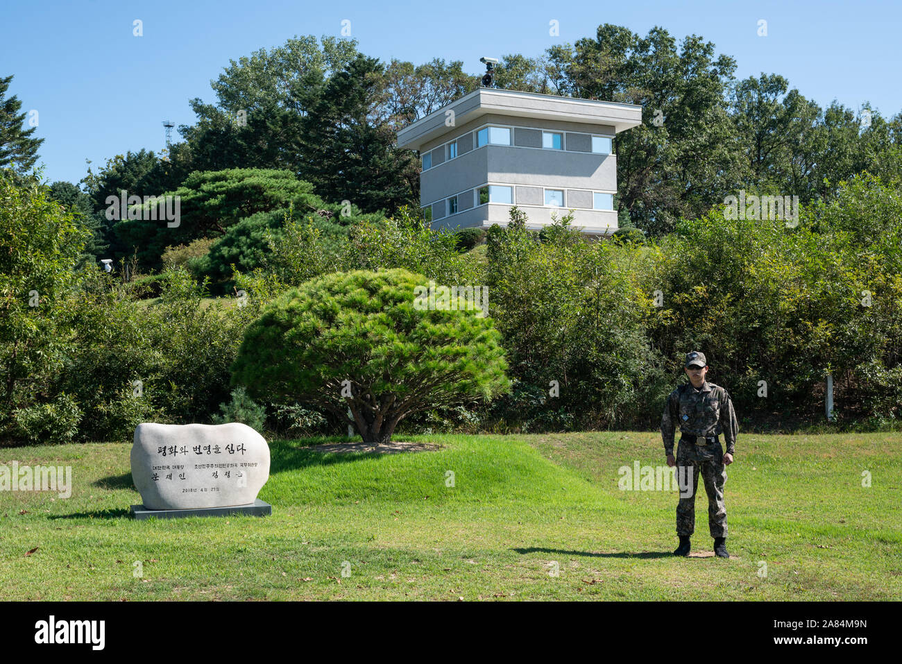 La JSA Corée , 23 septembre 2019 : arbre symbolique de 2018 sommet inter-coréen et soldat à la frontière entre la Corée du Nord et du sud dans l'articulation fixée Banque D'Images