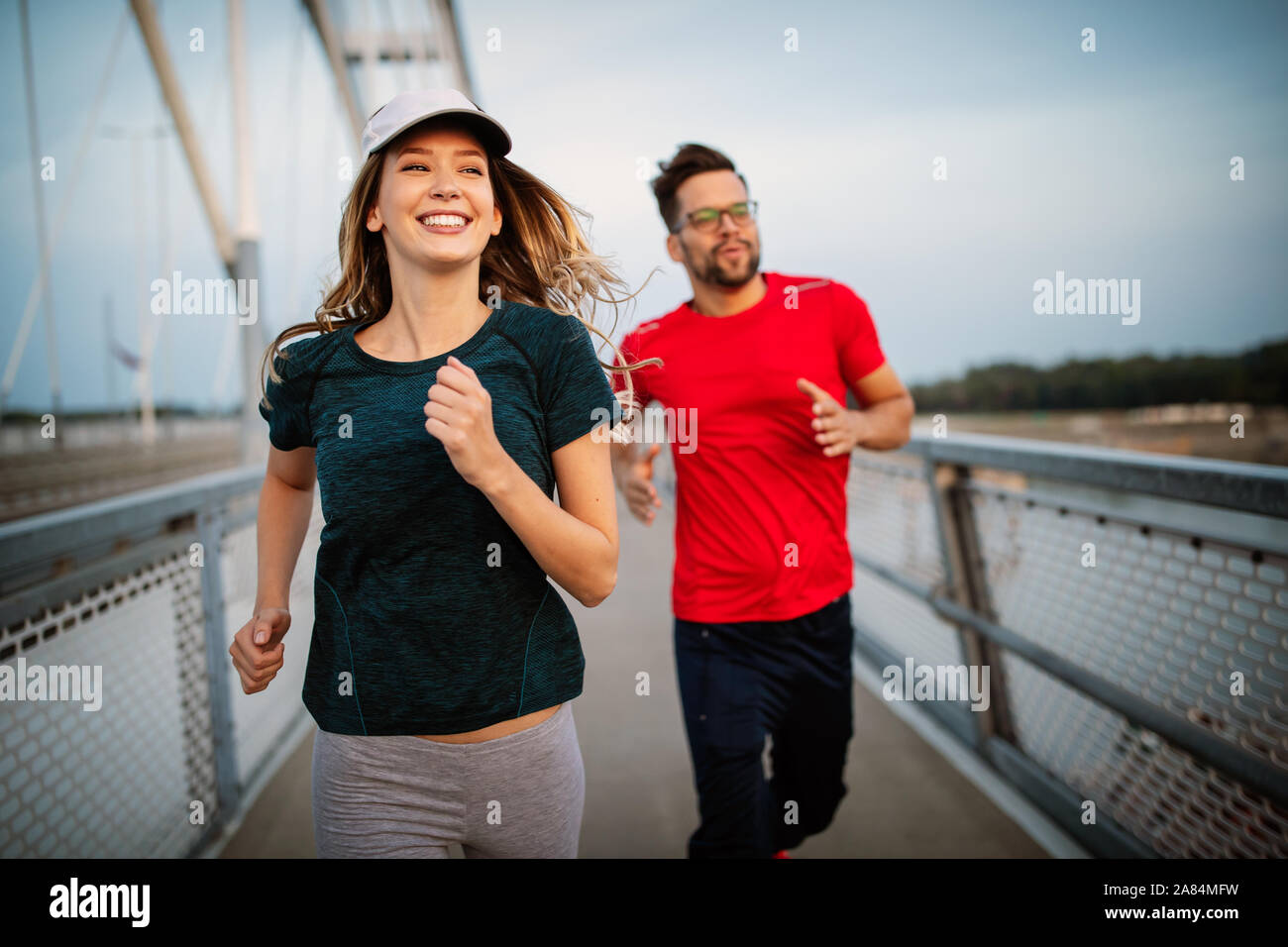 Couple de sport. Young man and woman jogging piscine Banque D'Images