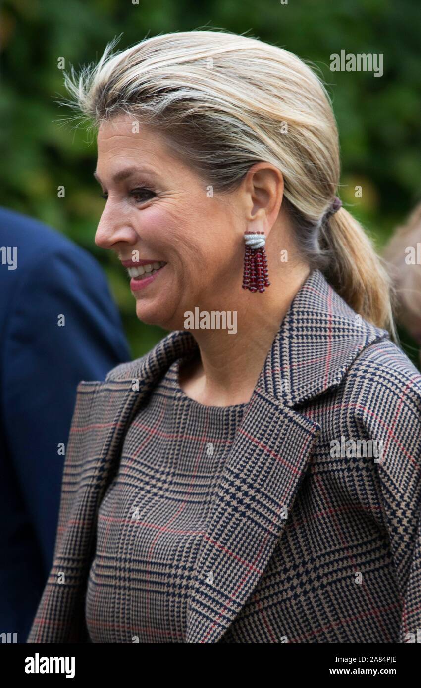 La Haye, Pays-Bas. 06 Nov, 2019. Reine Maxima des Pays-Bas arrive à l'Fokkerterminal à La Haye, le 06 novembre 2019, pour assister à la 15e conférence de la European Venture Philanthropy Association, l'EVPA, une forme de philanthropie qui se concentre sur les investissements des entreprises pour renforcer les organisations sociales avec un purposeCredit : Albert Nieboer/ Pays-Bas OUT/Point de vue OUT |/dpa/Alamy Live News Banque D'Images