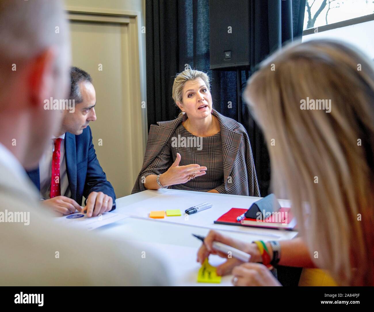 La Haye, Pays-Bas. 06 Nov, 2019. Reine Maxima des Pays-Bas à l'Fokkerterminal à La Haye, le 06 novembre 2019, pour assister à la 15e conférence de la European Venture Philanthropy Association, l'EVPA, une forme de philanthropie qui se concentre sur les investissements des entreprises pour renforcer les organisations sociales avec un purposeCredit : Albert Nieboer/ Pays-Bas OUT/Point de vue OUT |/dpa/Alamy Live News Banque D'Images