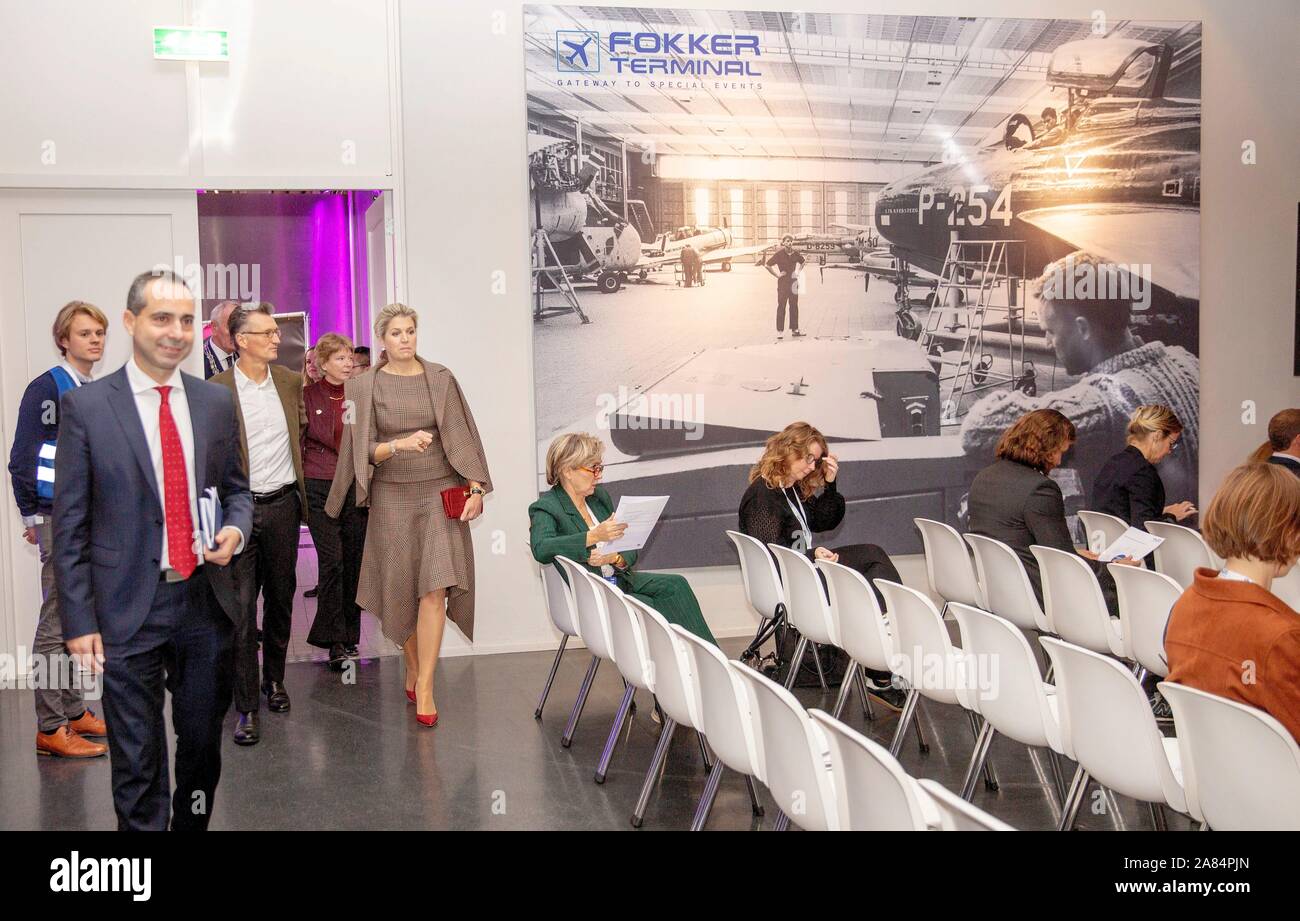 La Haye, Pays-Bas. 06 Nov, 2019. Reine Maxima des Pays-Bas à l'Fokkerterminal à La Haye, le 06 novembre 2019, pour assister à la 15e conférence de la European Venture Philanthropy Association, l'EVPA, une forme de philanthropie qui se concentre sur les investissements des entreprises pour renforcer les organisations sociales avec un purposeCredit : Albert Nieboer/ Pays-Bas OUT/Point de vue OUT |/dpa/Alamy Live News Banque D'Images