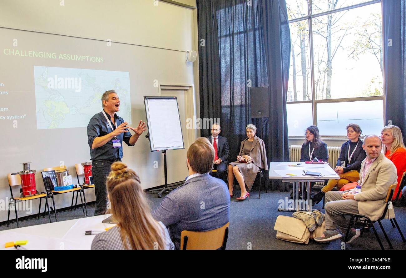 La Haye, Pays-Bas. 06 Nov, 2019. Reine Maxima des Pays-Bas à l'Fokkerterminal à La Haye, le 06 novembre 2019, pour assister à la 15e conférence de la European Venture Philanthropy Association, l'EVPA, une forme de philanthropie qui se concentre sur les investissements des entreprises pour renforcer les organisations sociales avec un purposeCredit : Albert Nieboer/ Pays-Bas OUT/Point de vue OUT |/dpa/Alamy Live News Banque D'Images