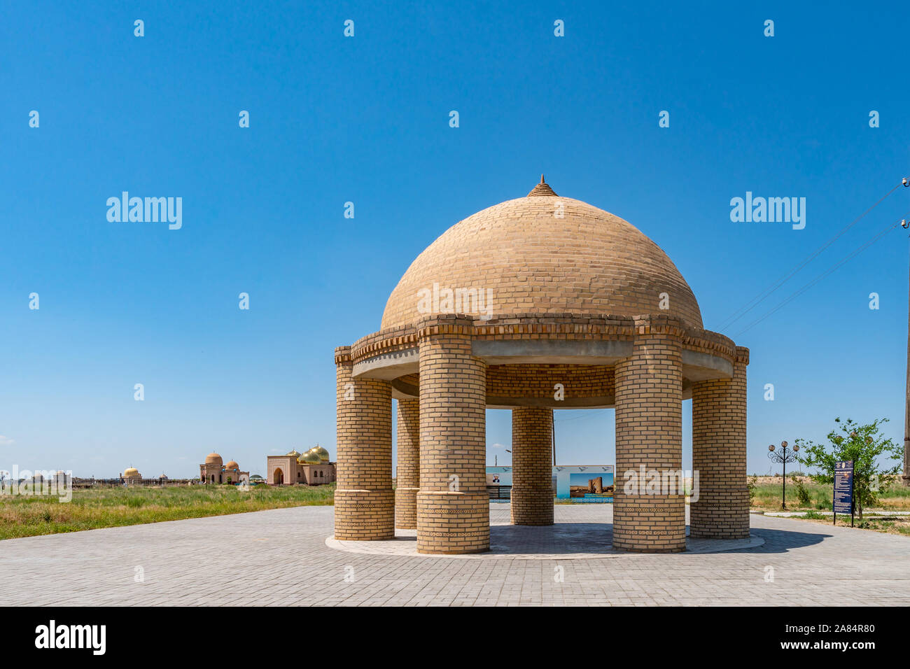 Arystan Turkestan Mausolée Bab pavillon avec coupole dorée sur un fond à mausolées Ciel bleu ensoleillé Jour Banque D'Images