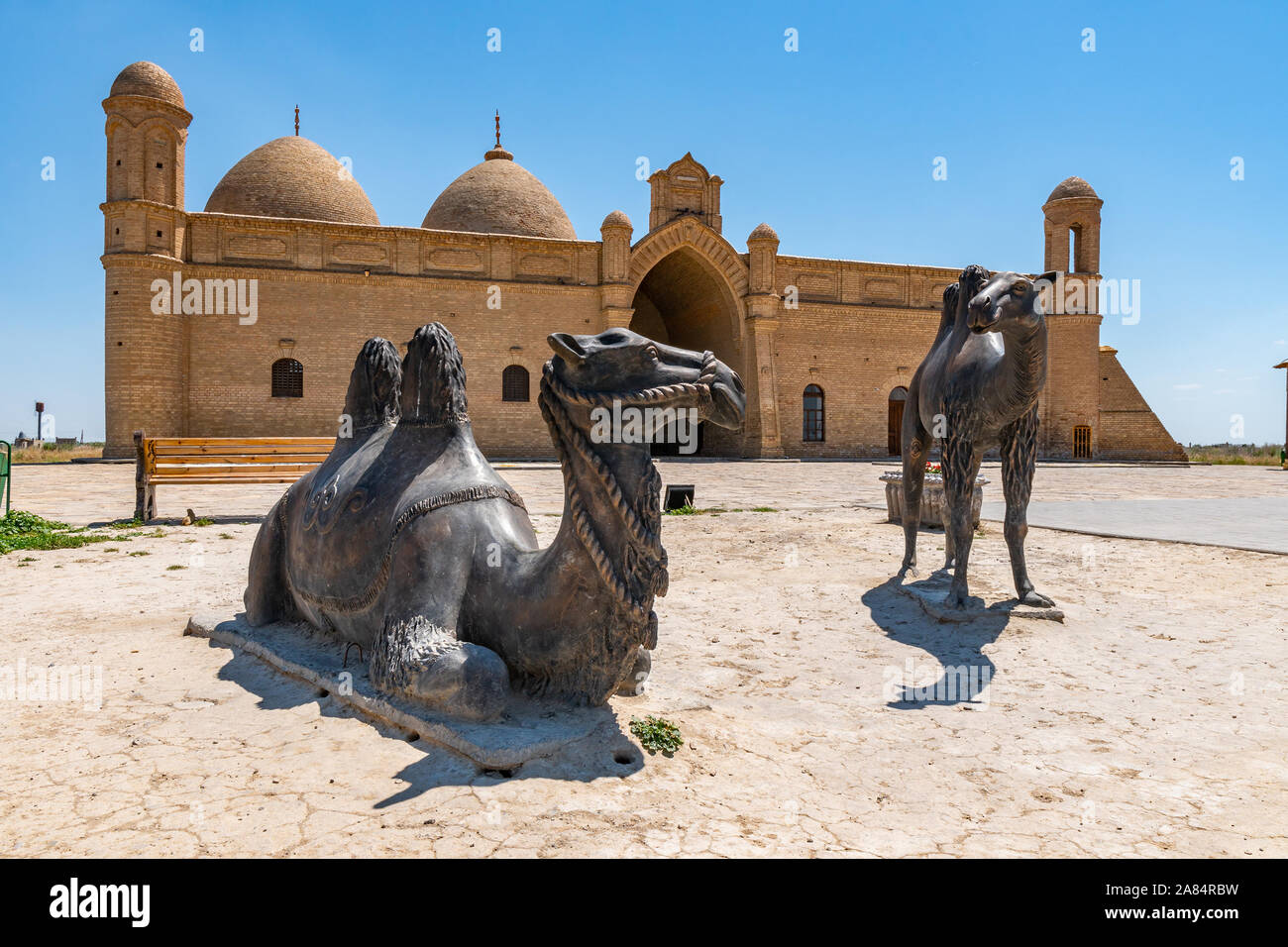 Arystan Turkestan Mausolée Bab Vue pittoresque à couper le souffle avec des sculptures de chameau sur un ciel bleu ensoleillé Jour Banque D'Images