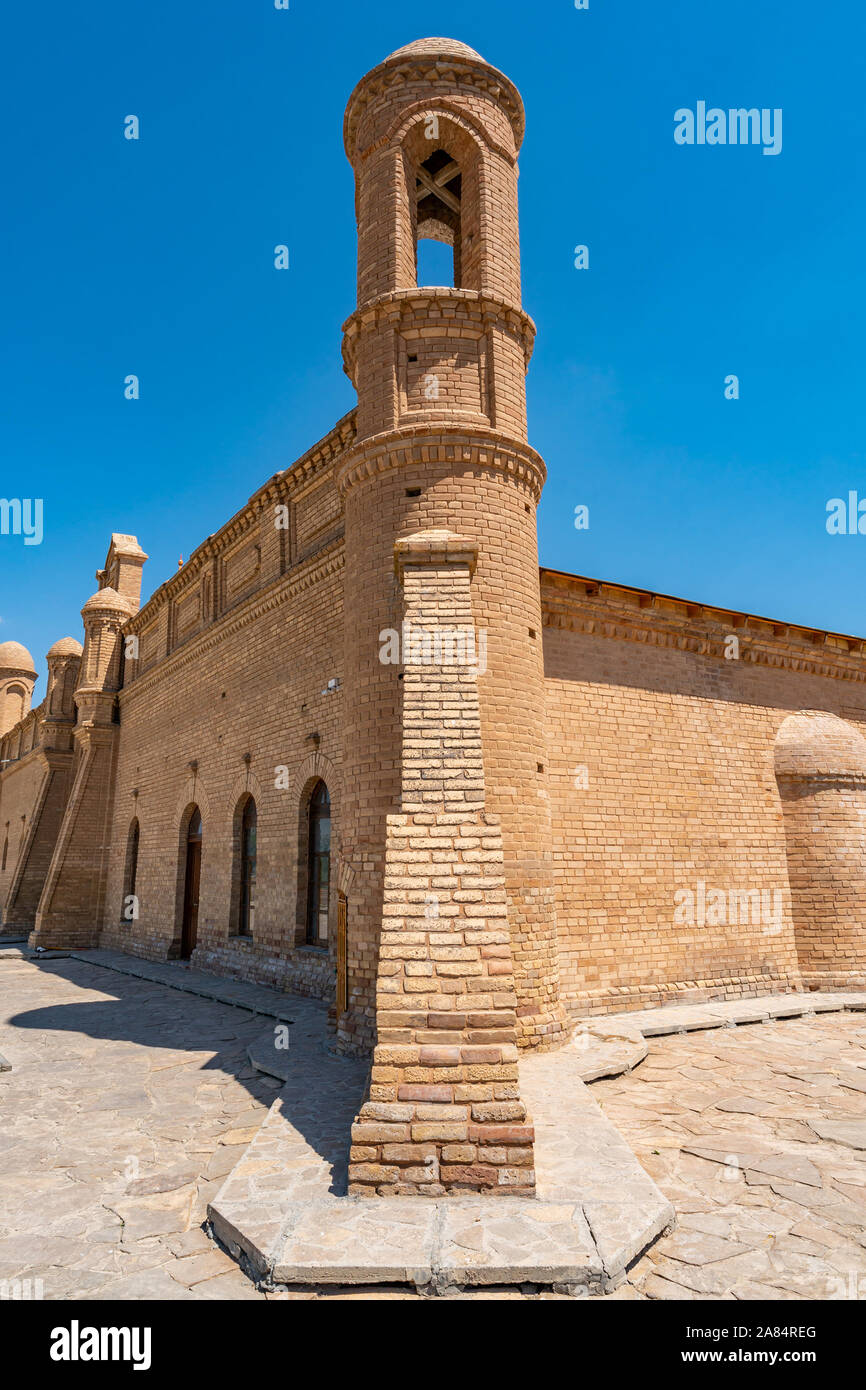 Arystan Turkestan Bab à couper le souffle avec vue pittoresque Mausolée Minaret sur un ciel bleu ensoleillé Jour Banque D'Images