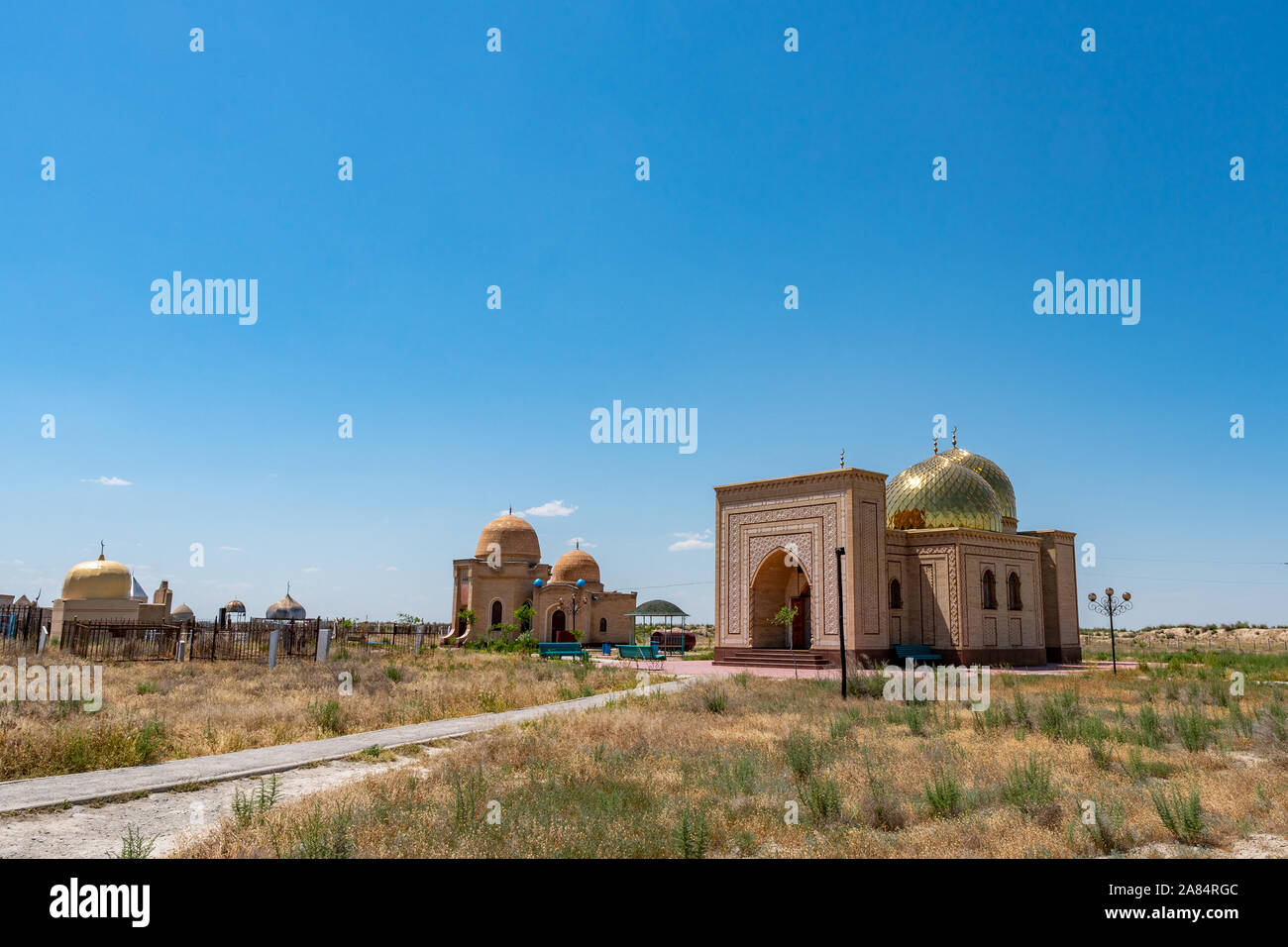 Arystan Turkestan Mausolée Bab vue à couper le souffle pittoresque de coupole d'or sur une des tombes Ciel bleu ensoleillé Jour Banque D'Images