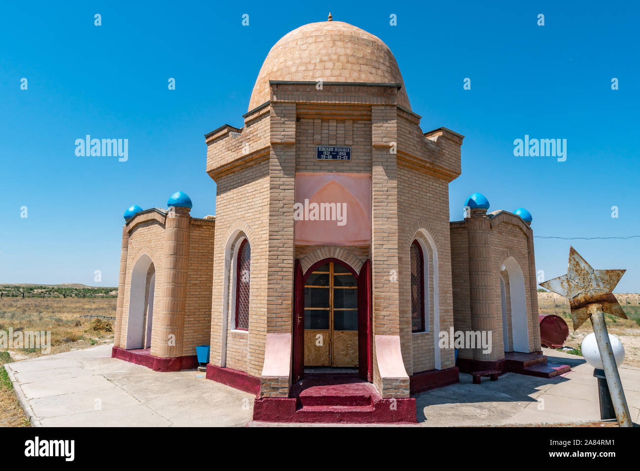 Arystan Turkestan Mausolée Bab vue à couper le souffle pittoresque de coupole d'or sur une des tombes Ciel bleu ensoleillé Jour Banque D'Images