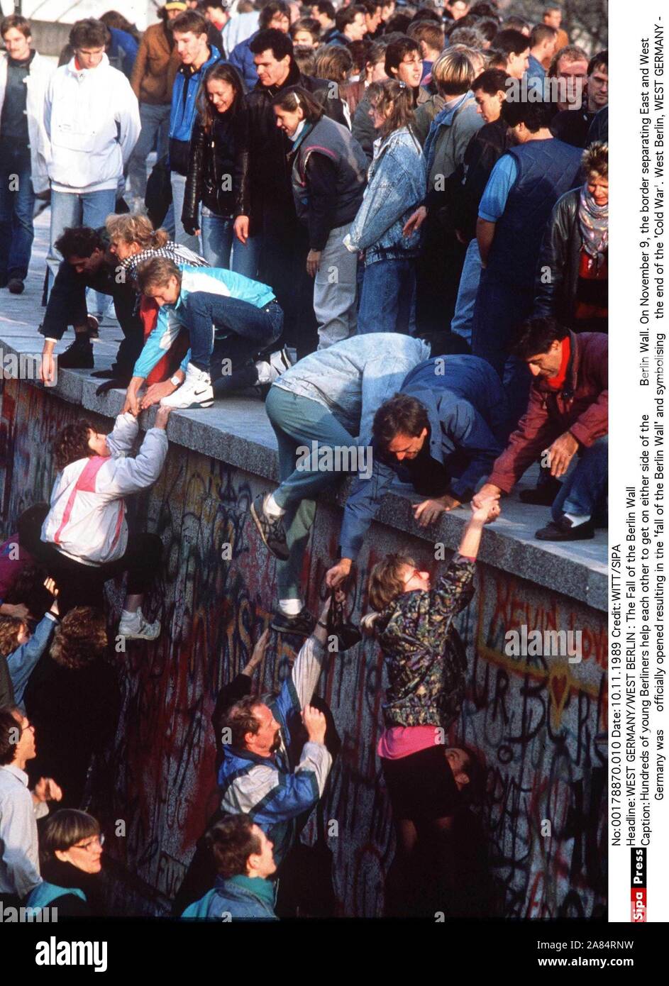 Des centaines de jeunes Berlinois s'aident mutuellement à faire de chaque côté du mur de Berlin. Le 9 novembre, la frontière qui sépare l'Est et l'Allemagne de l'Ouest a été officiellement ouverte jusqu'à la fin de la guerre froide. L'ouest de Berlin, l'Allemagne de l'Ouest - 10/11/1989 (WITT/SIPA/IPA/Fotogramma, BERLIN OUEST - 2014-10-17) ps la photo peut être utilisée à l'égard du contexte dans lequel elle a été prise, et sans intention diffamatoire du décorum de personnes représentée seulement utilisation éditoriale Banque D'Images