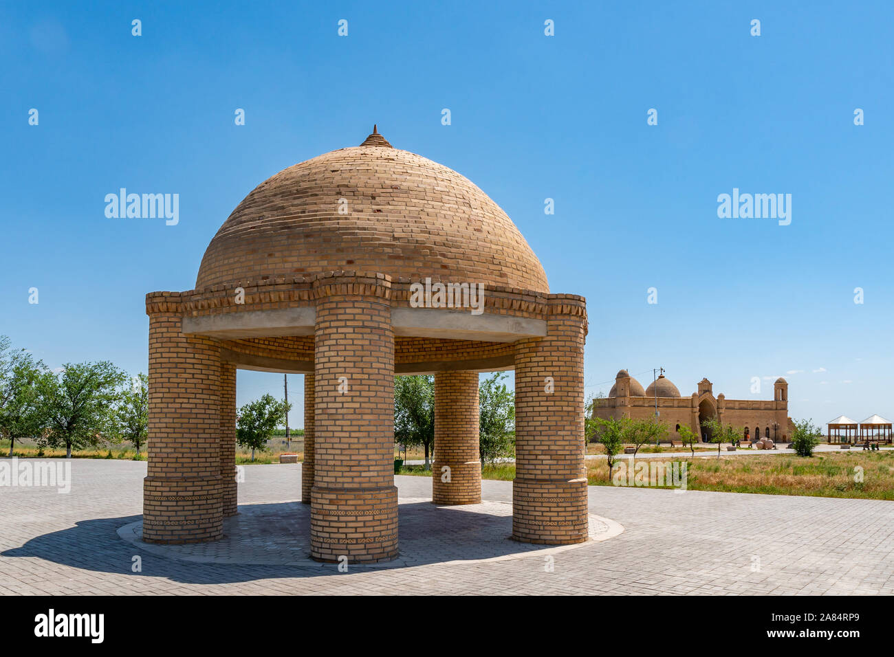 Arystan Turkestan Mausolée Bab pavillon avec Bâtiment principal tombe en arrière-plan sur un ciel bleu ensoleillé Jour Banque D'Images
