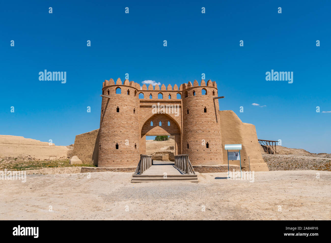 Site archéologique d'Otrartobe Turkestan Voir l'entrée principale du pont et de la ville antique sur un ciel bleu ensoleillé Jour Banque D'Images