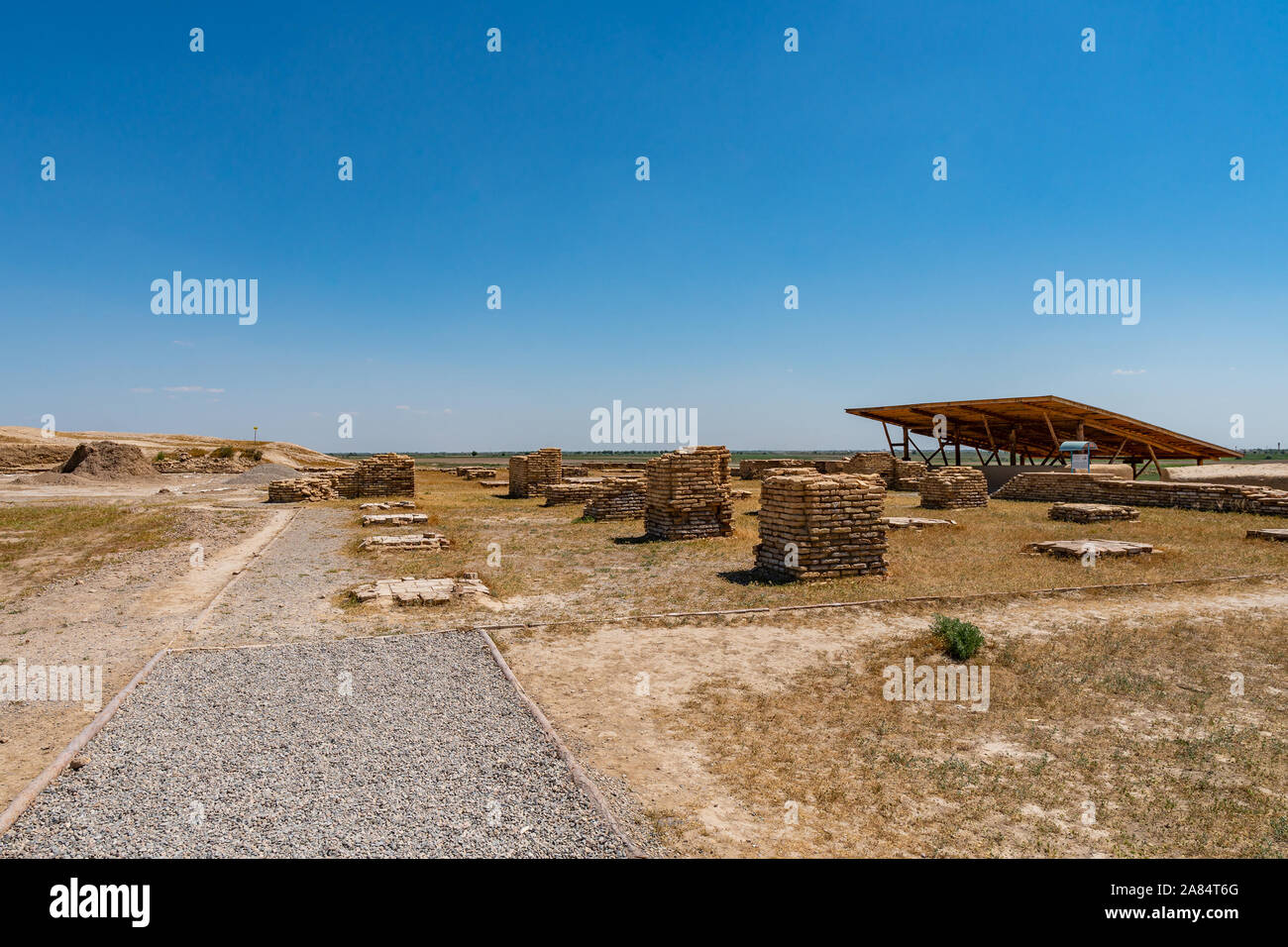 Site archéologique d'Otrartobe Turkestan Vue pittoresque à couper le souffle de l'ancienne ville complexe sur un ciel bleu ensoleillé Jour Banque D'Images