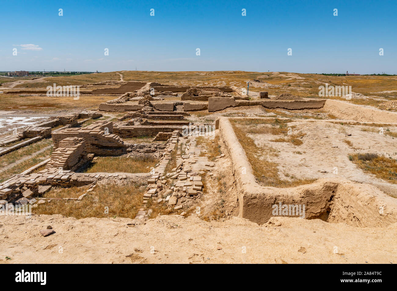 Site archéologique d'Otrartobe Turkestan Vue pittoresque à couper le souffle de l'ancienne ville complexe sur un ciel bleu ensoleillé Jour Banque D'Images