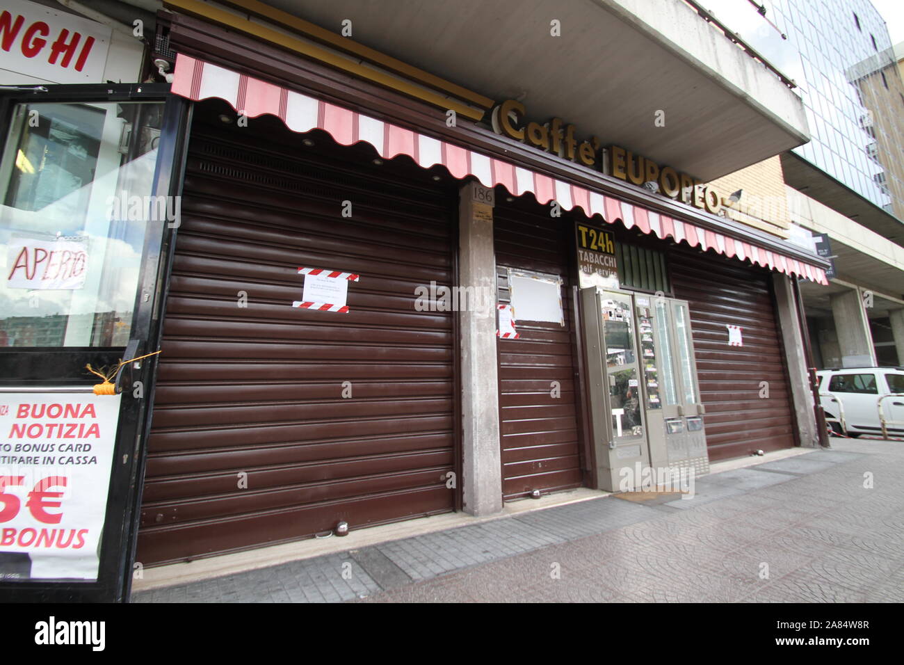 Un voleur est mort et un bureau de tabac a été grièvement blessé en fin d'après-midi hier, 5 novembre, dans la Via Antonio Ciamarra, dans la zone Est de Cinecittà, dans le Caffè Europeo bar dans une fusillade entre les deux bandits et le propriétaire de la boutique chinoise. Le plus vieux des deux, Ennio Proietti, a perdu la vie. Et, selon une première reconstruction, il est mort aux mains de son complice, Enrico Antonelli, qui - d'essayer de tuer le propriétaire du bar, Zou, un 57-year-old Chinese man - a fait une erreur et blessé son ami à ses côtés. (CLAUDIO SISTO/Fotogramma, ROME - 2019-11-06) p.s. la foto e' utilizzab Banque D'Images