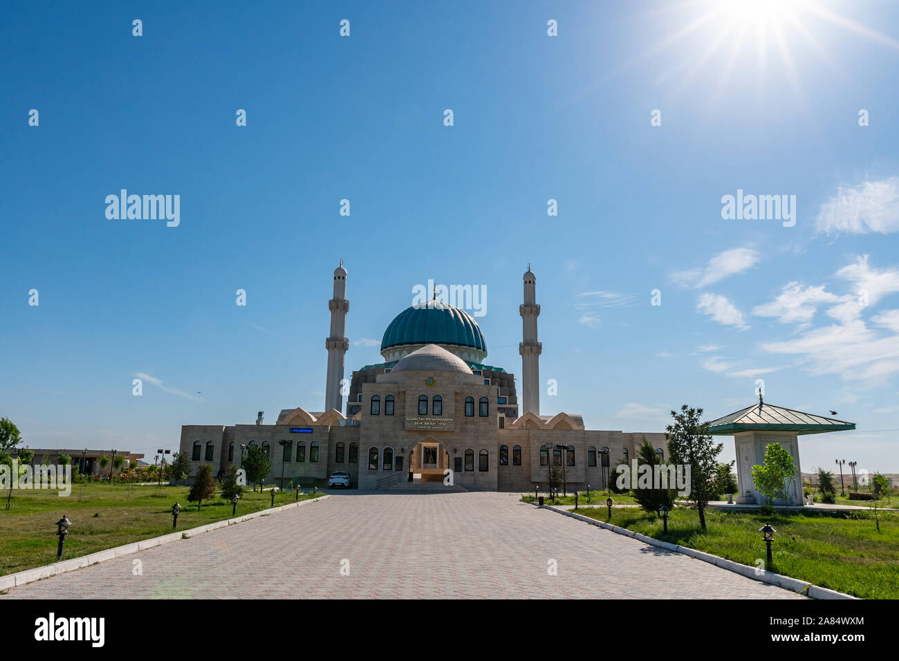 Turkestan Khoja Ahmed Yassawi pittoresque mosquée vue à couper le souffle sur un ciel bleu ensoleillé Jour Banque D'Images