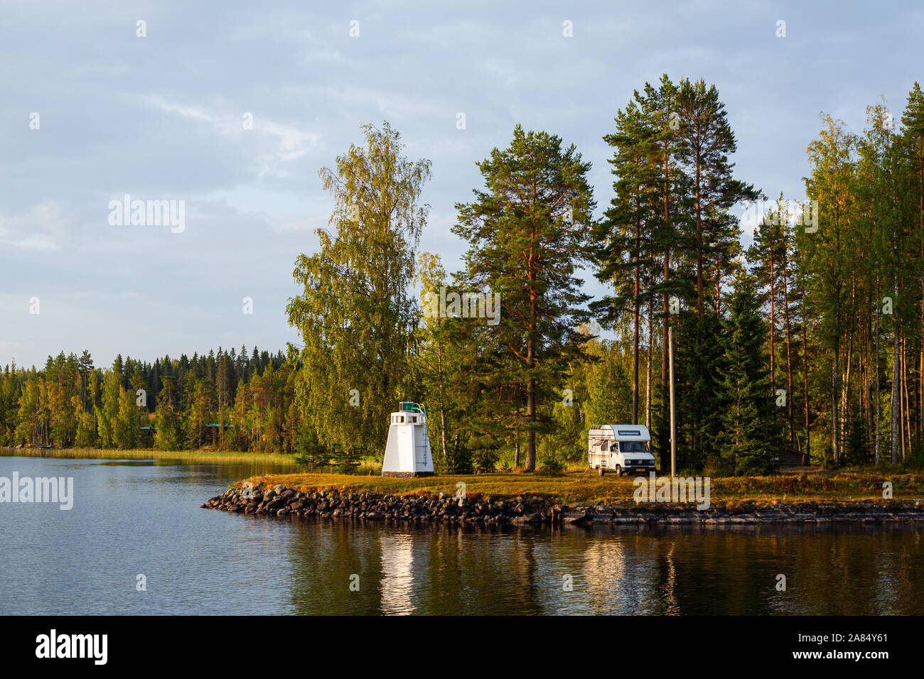 Camping-classique garé entre les arbres dans Neiturinkanava, Finlande Banque D'Images