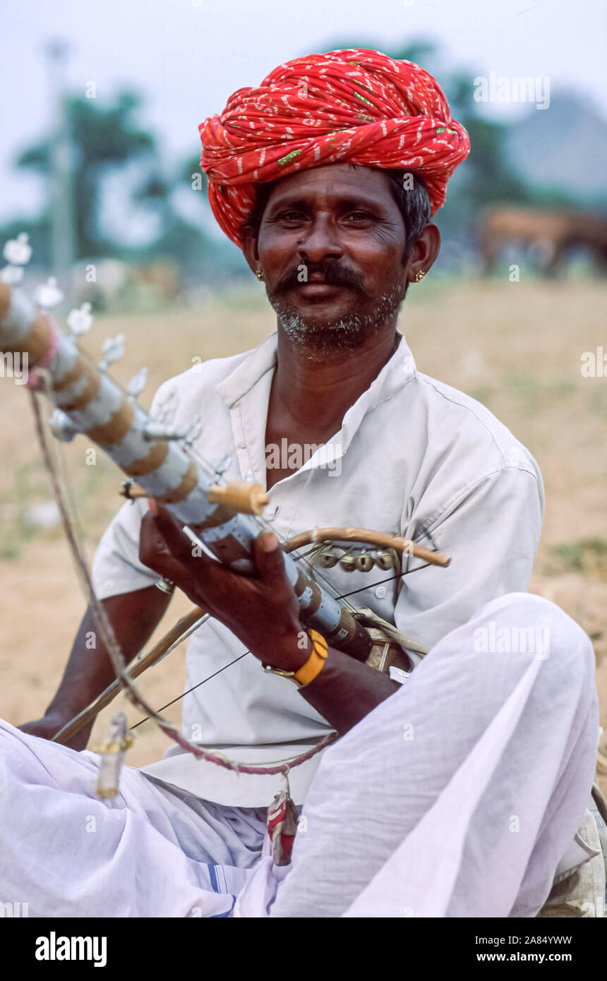 Les hommes Bhopa sont facilement reconnaissables à leurs longues moustaches. Les Tsiganes sont Bhopa talentueux musiciens et chanteurs. Ils voyagent à des foires et festivals, perfo Banque D'Images