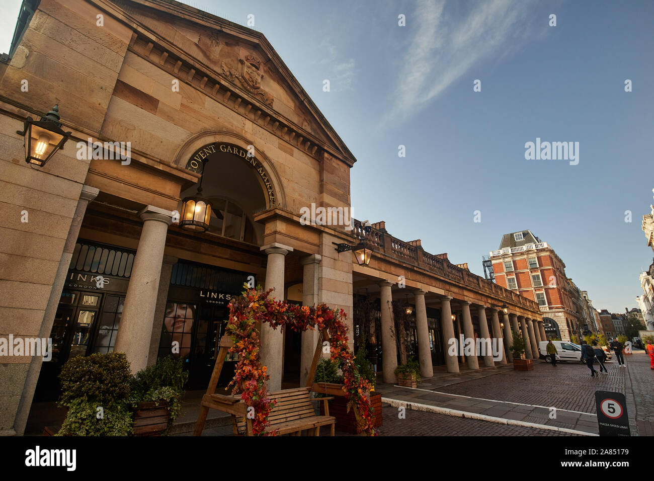 Un grand angle de vue du traditionnel marché de Covent Garden entrée archway. Banque D'Images