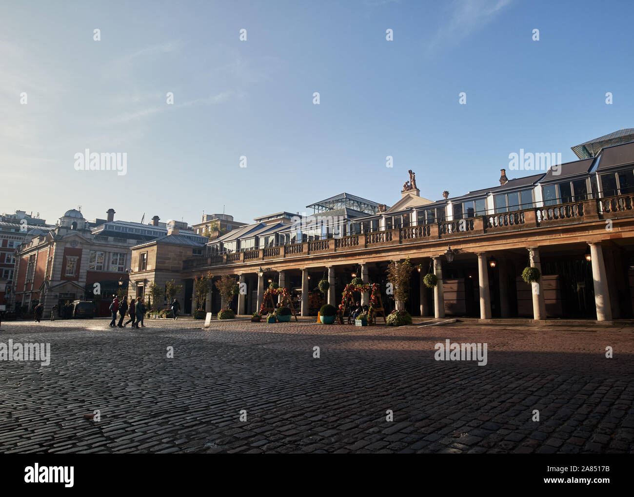 Un grand angle de vue du côté est de la traditionnelle entrée du marché couvert de Covent Garden. Banque D'Images
