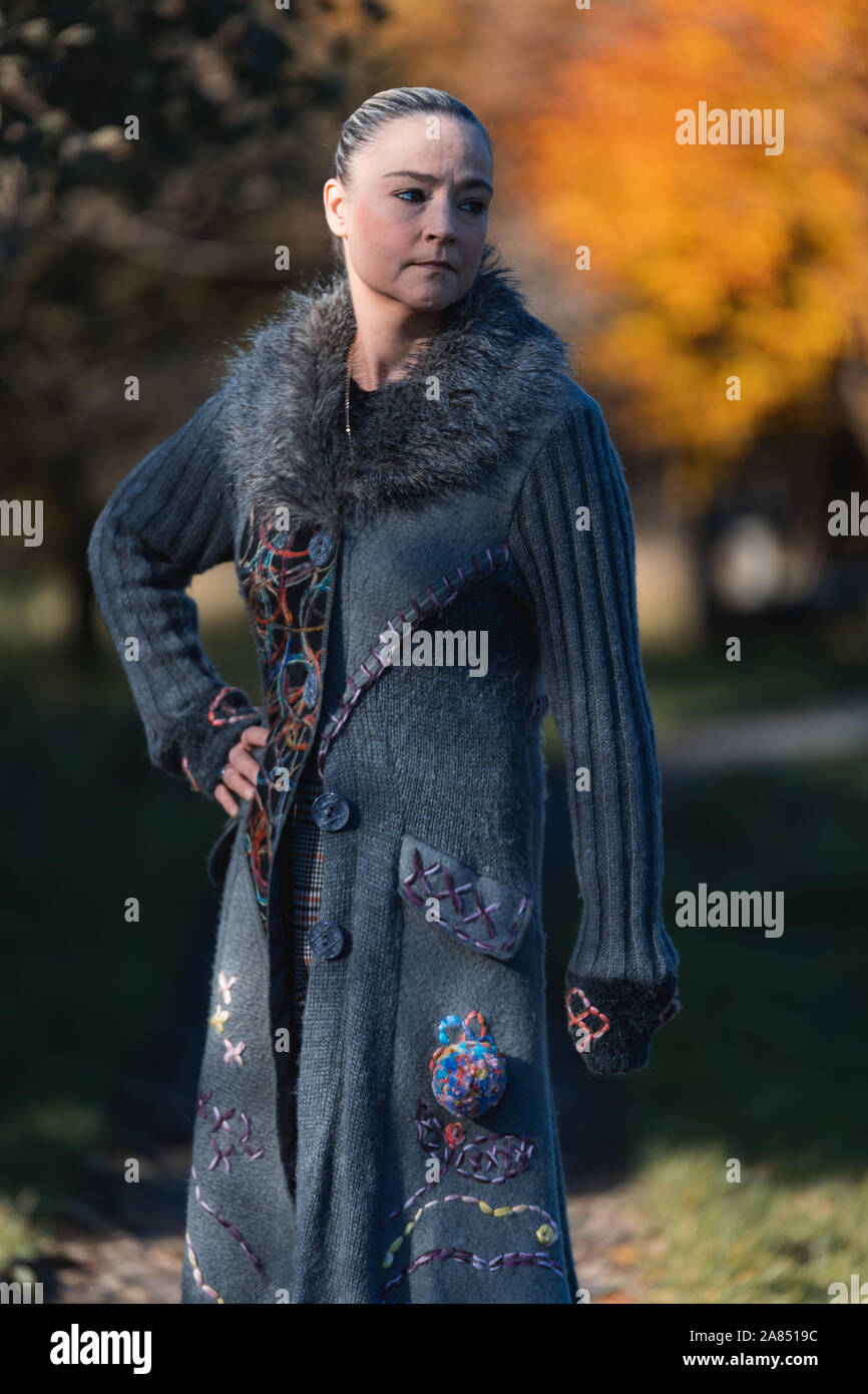 Portrait d'une belle femme dans son 40's avec des feuilles d'automne et les couleurs en arrière-plan Banque D'Images