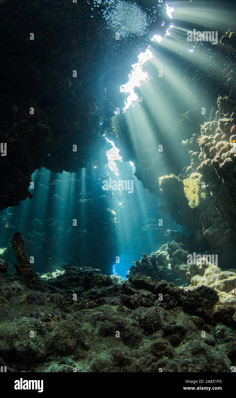 Magic Light dans la grotte tout en plongée sous-marine Banque D'Images