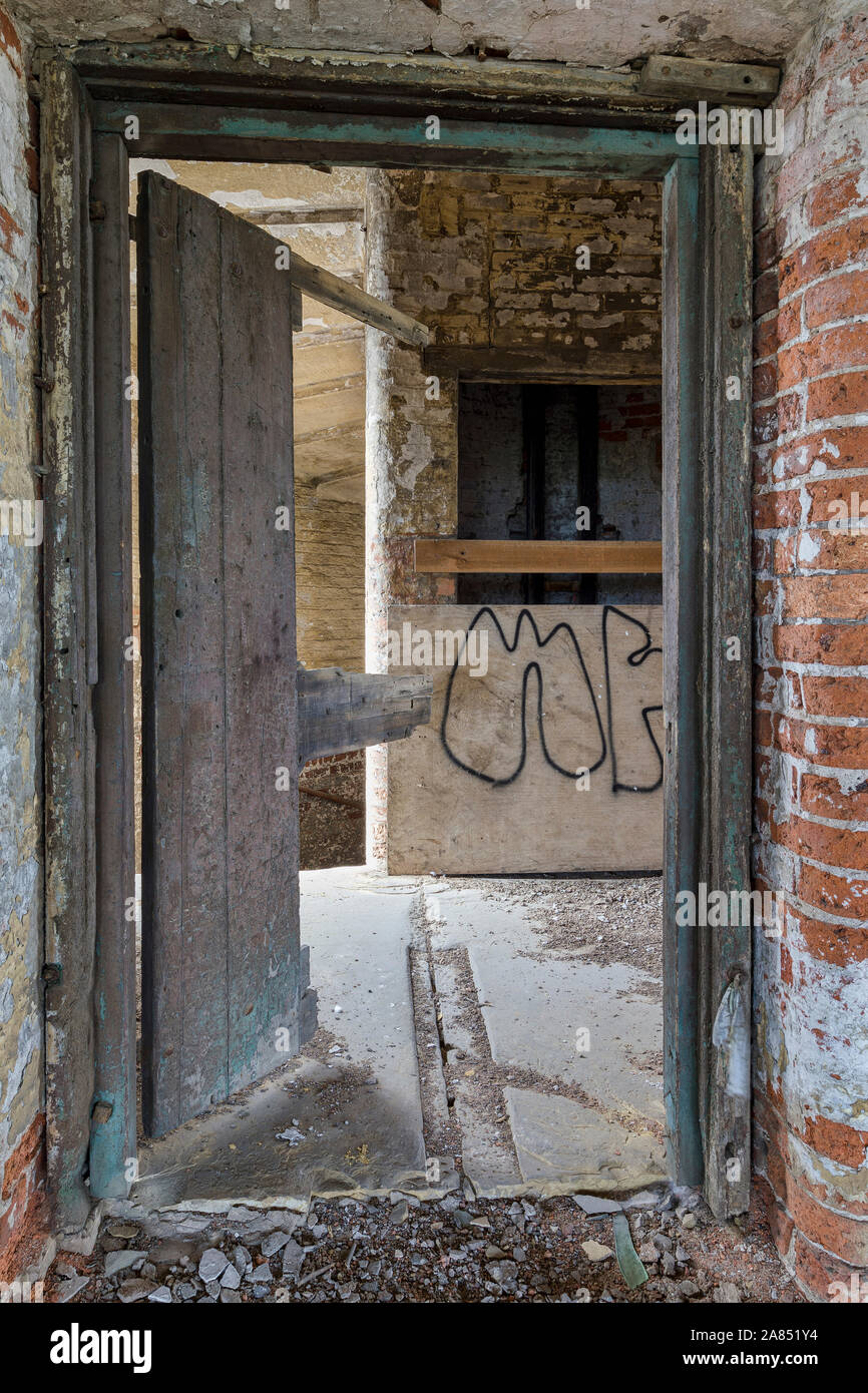 Porte cassée dans un moulin abandonné Banque D'Images