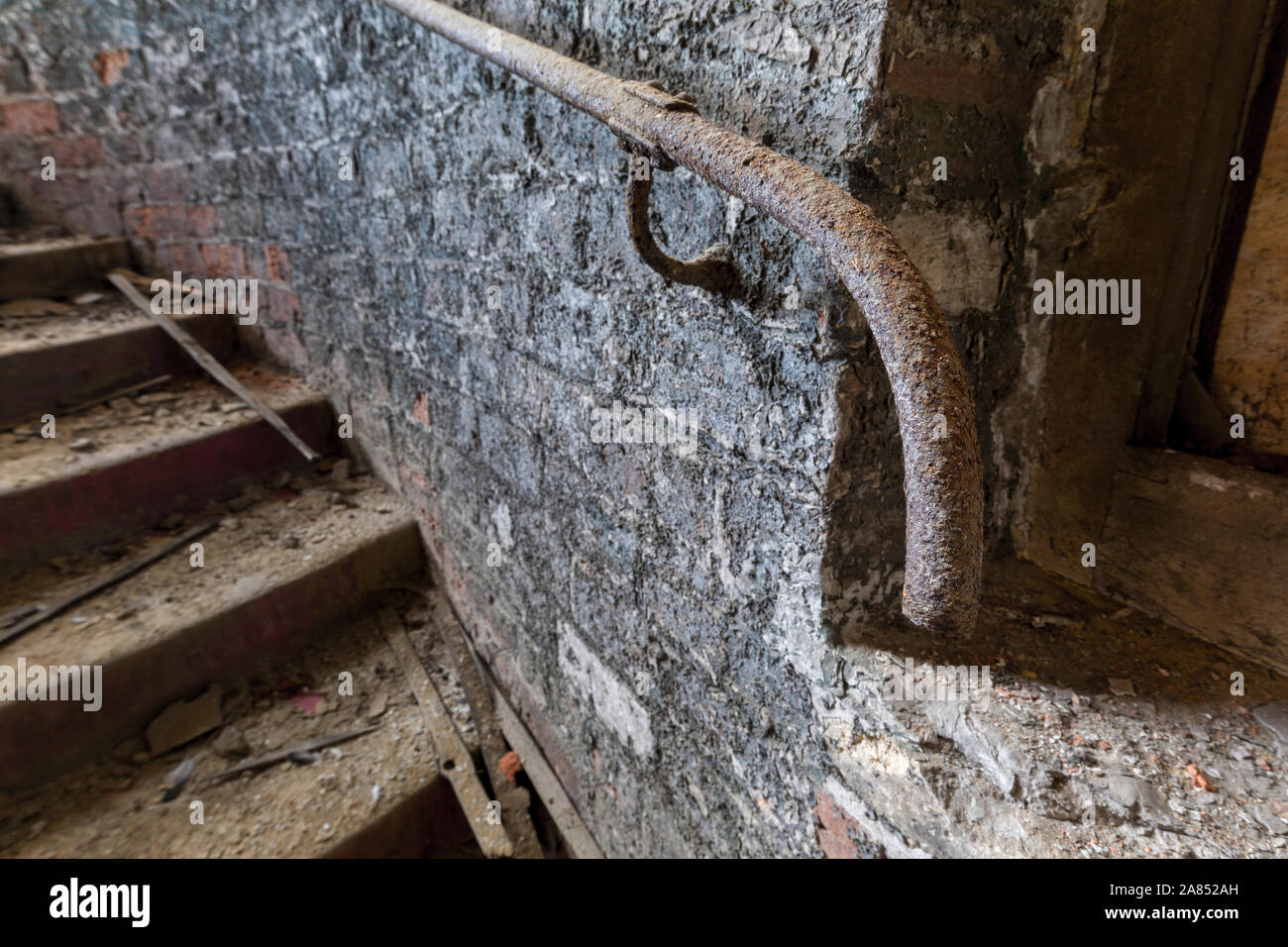 Métal rouillé sur main courante escalier dans moulin abandonné Banque D'Images