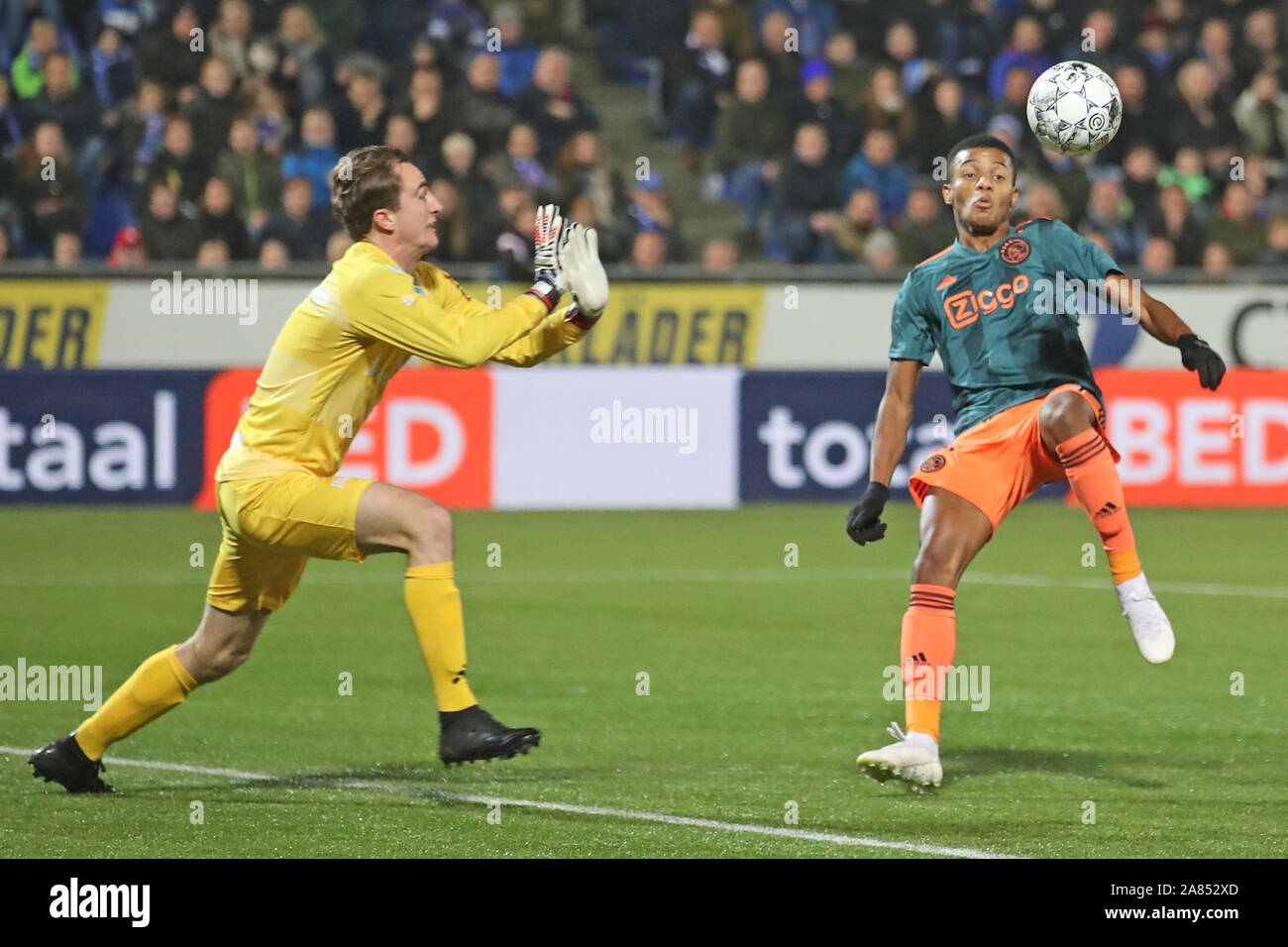 1 novembre 2019 Zwolle, pays-Bas Soccer Néerlandais Eredivisiie PEC Zwolle contre Ajax L-r: Xavier MOU (gardien) de Pec Zwolle, David NERE de Ajax onderweg na de 0-3 Banque D'Images