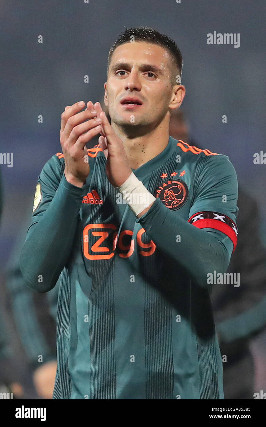 1 novembre 2019 Zwolle, pays-Bas Soccer Néerlandais Eredivisiie PEC Zwolle / Ajax L-r: Dusan Tadic (capitaine) d'Ajax dankt het ajax publiek na de wedstrijd Banque D'Images