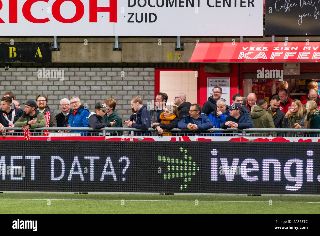 1 novembre 2019 Maastricht, pays-Bas Soccer Néerlandais Keuken Kampioen Divisiie Almere City FC / MVV Maastricht KKD 2019-2020 Toeschouwers blijven democtief in de grachten staan als vorm van protestate en weigeren de tribune op te gaan. Banque D'Images