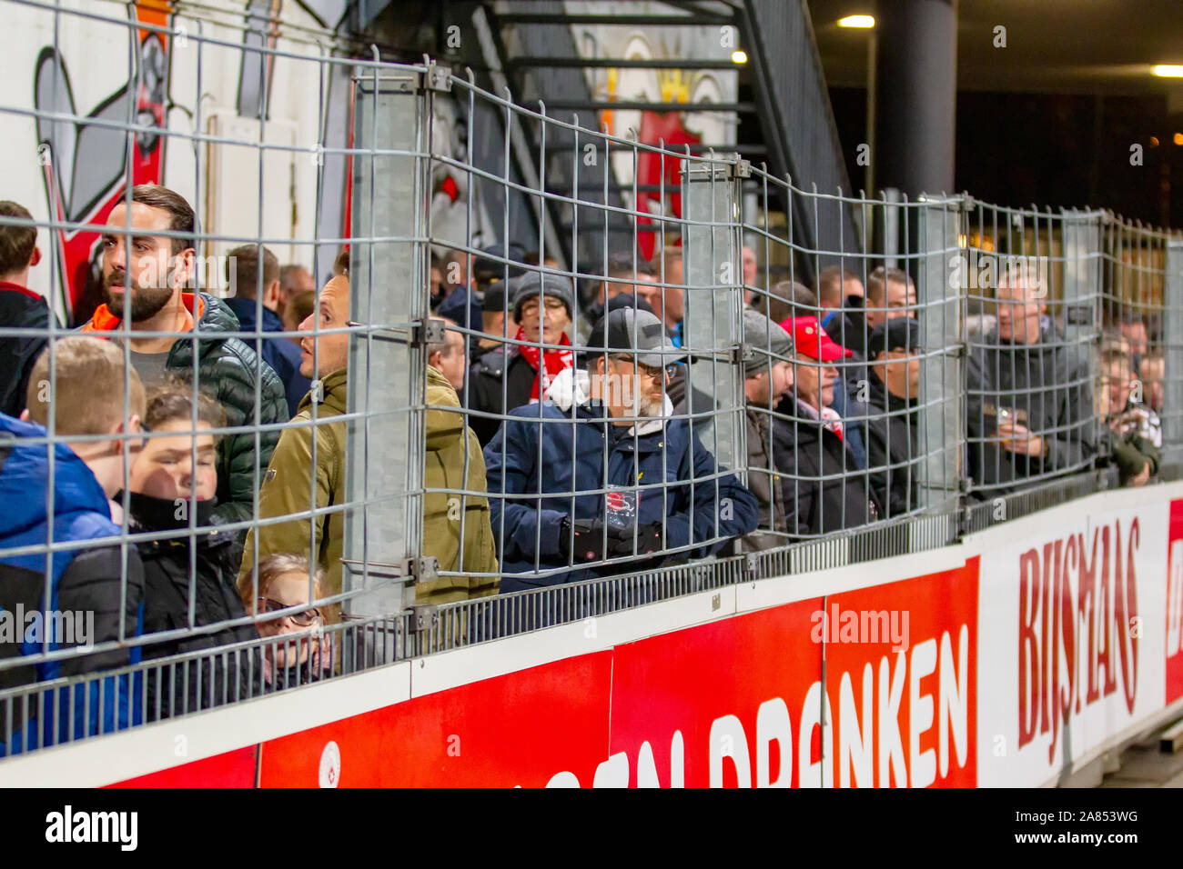 1 novembre 2019 Maastricht, pays-Bas Soccer Néerlandais Keuken Kampioen Divisiie Almere City FC v MVV Maastricht KKD 2019-2020 Toeschouwers blijven democtief in de grachten staan (daar waar dat verboden is) en weigeren de tribunes op te gaan. Banque D'Images