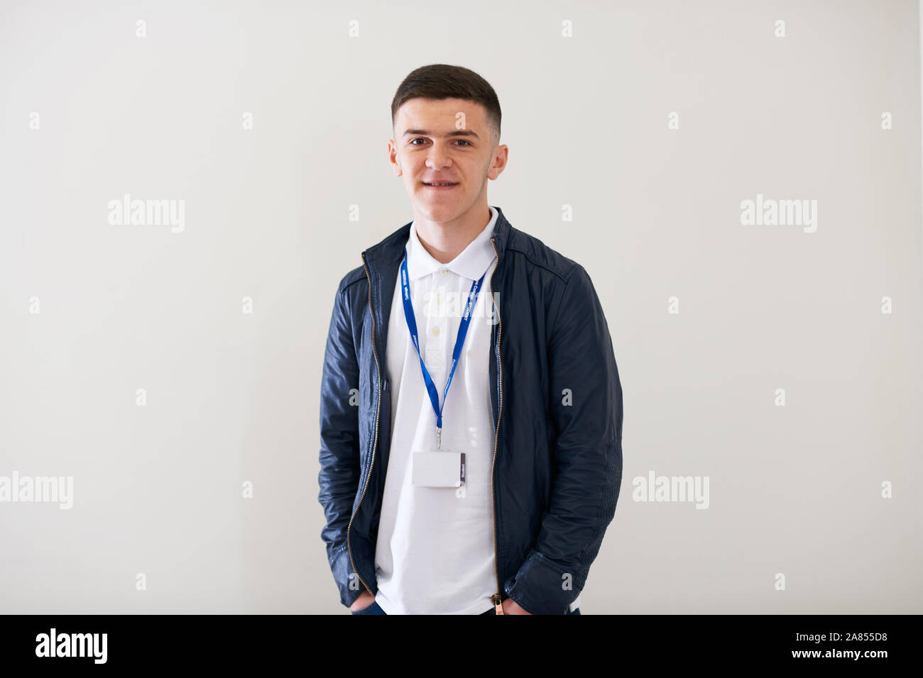 Portrait jeune homme confiant Banque D'Images