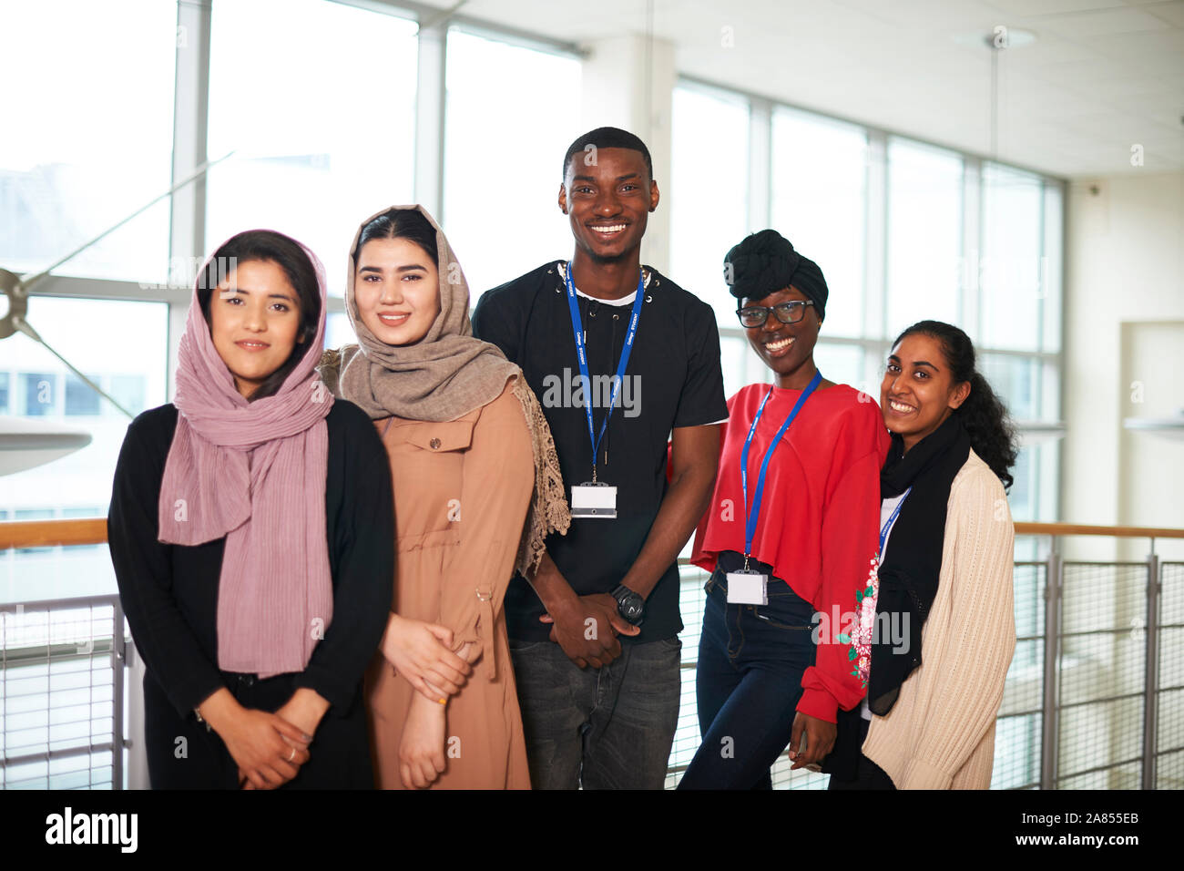 Portrait confiant, multi-ethnique college students Banque D'Images