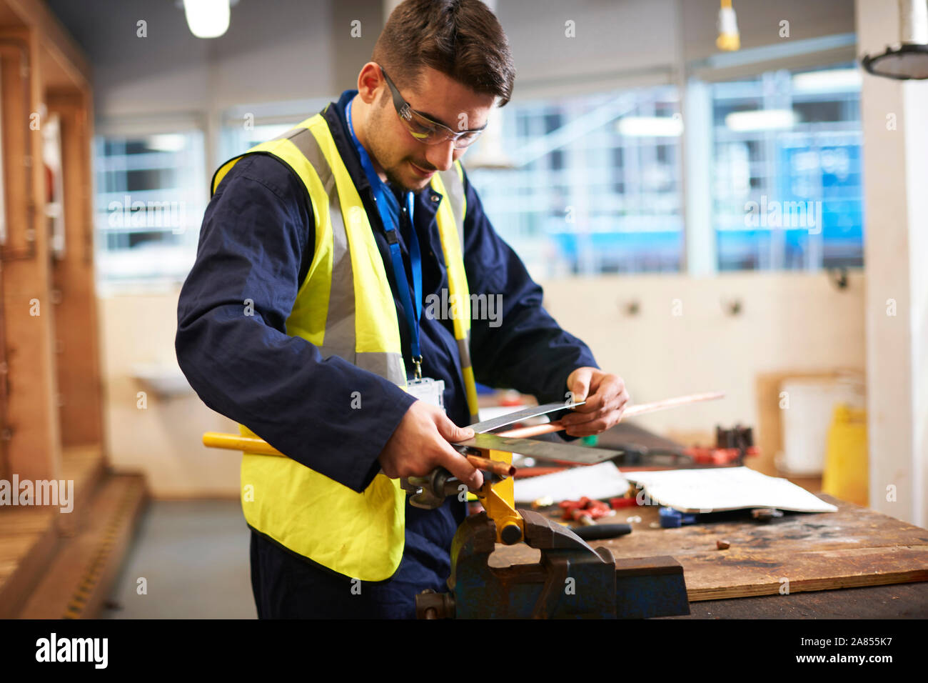 Étudiant à l'aide de la règle dans la classe des charpentiers boutique atelier Banque D'Images