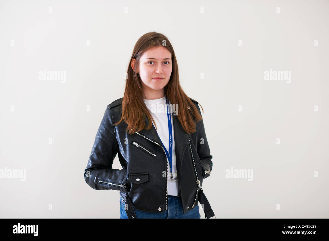 Confiant Portrait jeune femme portant veste en cuir Banque D'Images