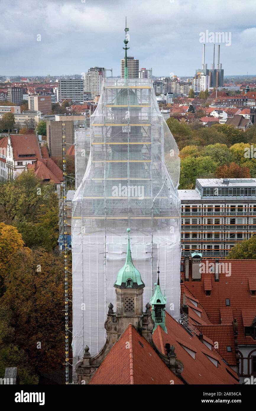 06 novembre 2019, Hanovre, Basse-Saxe : échafaudages se trouve à la nouvelle mairie. Les travaux de rénovation de plusieurs millions de dollars sur le nouveau et magnifique hôtel de ville de Hanovre va prendre des années. La deuxième phase de construction est actuellement en cours sur l'Juliustürmen et les façades dans le sud-ouest et sud-est. Photo : Sina Schuldt/dpa Banque D'Images