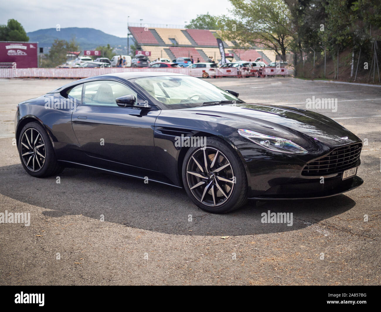 MONTMELO, ESPAGNE-29 septembre 2019 : Aston Martin DB11 V12 dans les rues de la ville à Banque D'Images