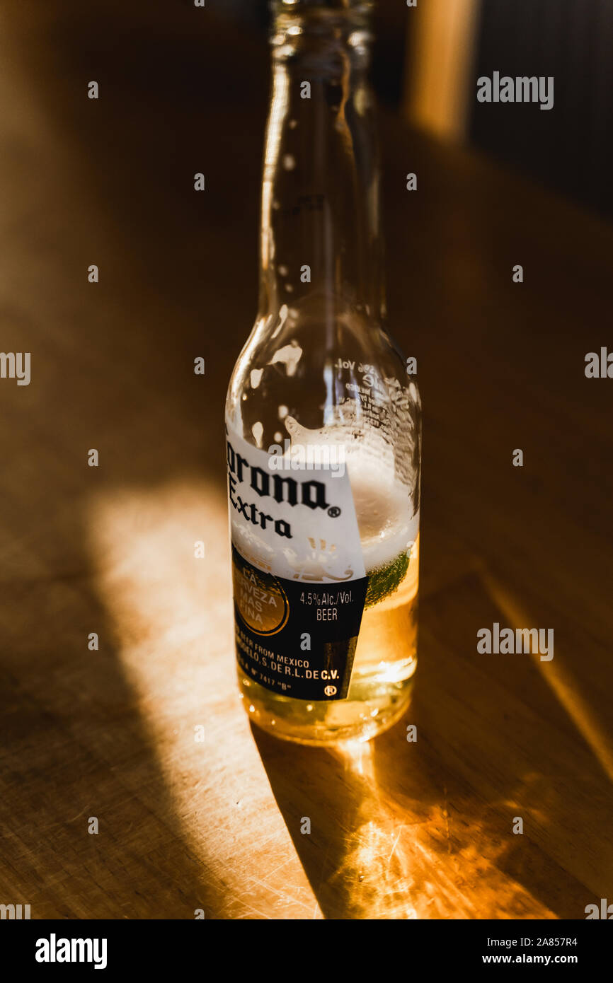 Bouteille de bière Corona dans le soleil Banque D'Images