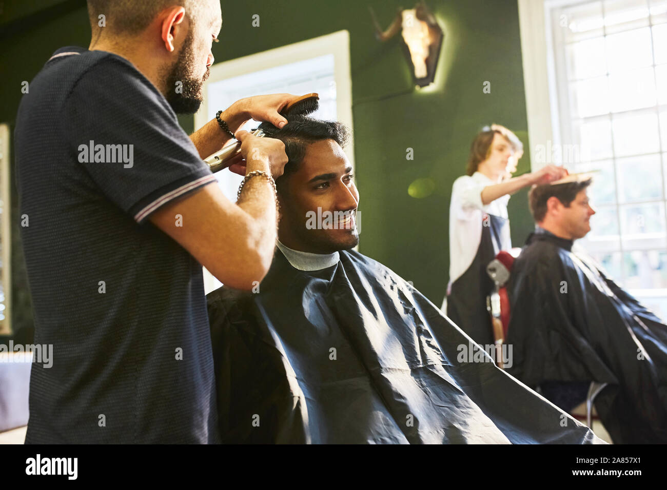 Smiling man coupe au salon de coiffure Banque D'Images